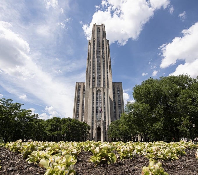 Photo of the Cathedral of Learning in the Summer
